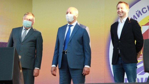 &laquo;Театральное Прихоперье&raquo;: губернатор Радаев погрузился в виртуальную реальность, а народный артист Миронов &laquo;пожаловался&raquo; на название фестиваля
