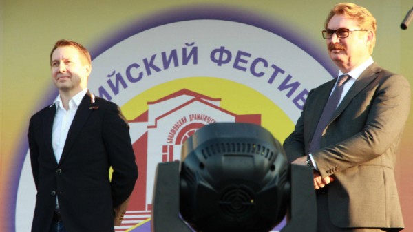 &laquo;Театральное Прихоперье&raquo;: губернатор Радаев погрузился в виртуальную реальность, а народный артист Миронов &laquo;пожаловался&raquo; на название фестиваля

