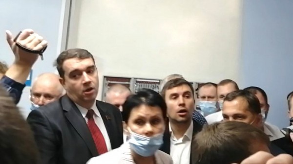 В Саратовской областной думе &mdash; скандал. На заседание попыталась прорваться толпа оппозиционеров (видео)
