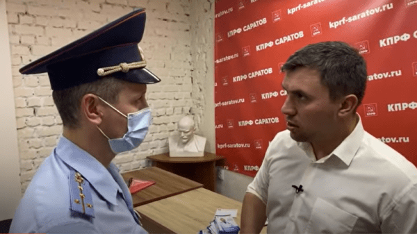 Полицейские вручили повестку коммунисту Николаю Бондаренко, пока он вел прямой эфир. Оппозиционера заподозрили в нарушении закона
