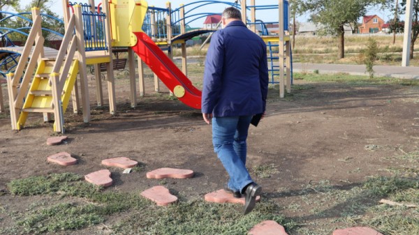 Благоустройство по-ершовски: &laquo;виселицы&raquo;, лавочки в болоте и крышки люка посреди дороги
