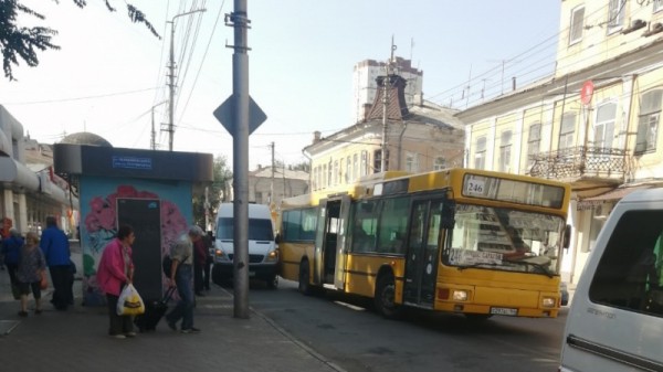 В центре Саратова водители двух автобусов не поделили дорогу
