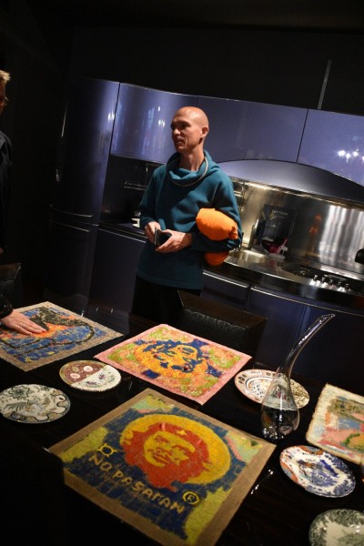 &laquo;Потри мне спину русским авангардом&raquo;: РОСИЗО организовал художественную выставку о дизайне в салоне элитной мебели