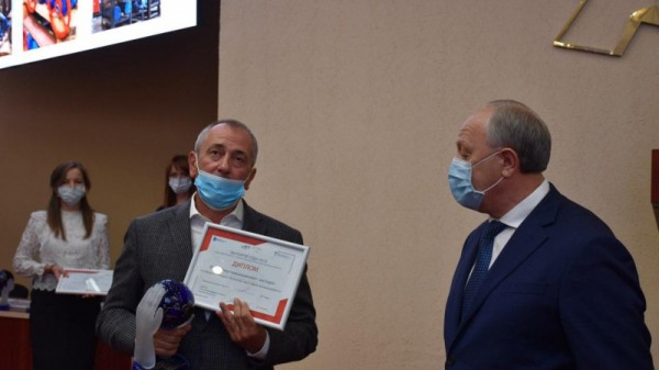 В Саратове назвали экспортеров года. Губернатор наградил бизнесменов
В Саратове назвали экспортеров года. Губернатор наградил бизнесменов