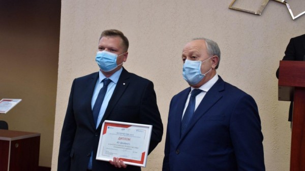 В Саратове назвали экспортеров года. Губернатор наградил бизнесменов
В Саратове назвали экспортеров года. Губернатор наградил бизнесменов