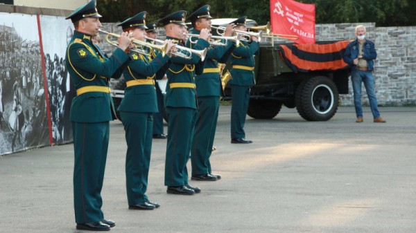 &laquo;Театральное Прихоперье&raquo;: губернатор Радаев погрузился в виртуальную реальность, а народный артист Миронов &laquo;пожаловался&raquo; на название фестиваля
