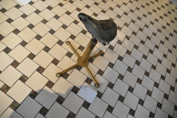 &laquo;Потри мне спину русским авангардом&raquo;: РОСИЗО организовал художественную выставку о дизайне в салоне элитной мебели