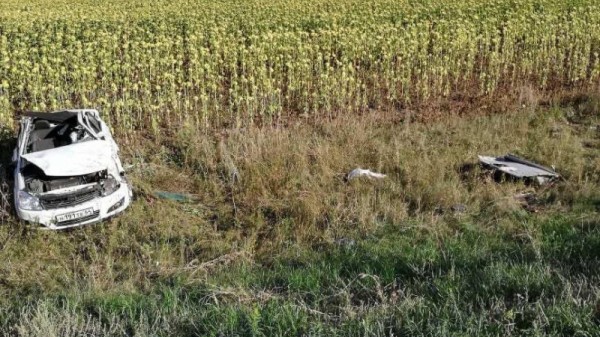 Opel вылетел с трассы в поле и перевернулся. Пострадал водитель
