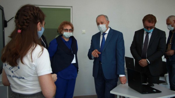 &laquo;Театральное Прихоперье&raquo;: губернатор Радаев погрузился в виртуальную реальность, а народный артист Миронов &laquo;пожаловался&raquo; на название фестиваля
