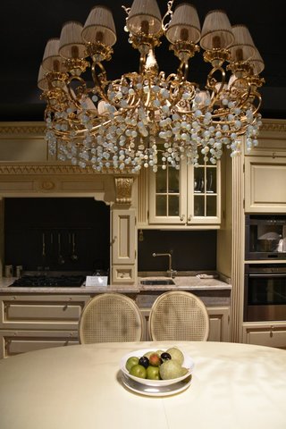 &laquo;Потри мне спину русским авангардом&raquo;: РОСИЗО организовал художественную выставку о дизайне в салоне элитной мебели