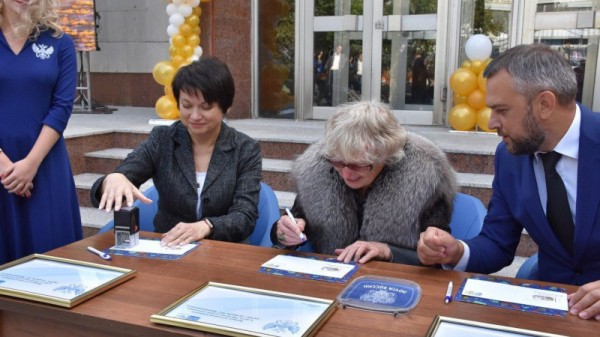 В саратовском музее зачитали поздравление президента России
В саратовском музее зачитали поздравление президента России