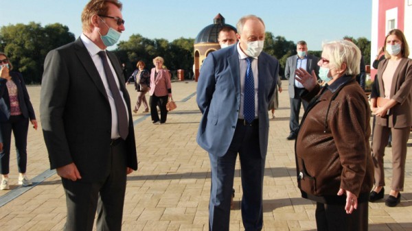 &laquo;Театральное Прихоперье&raquo;: губернатор Радаев погрузился в виртуальную реальность, а народный артист Миронов &laquo;пожаловался&raquo; на название фестиваля
