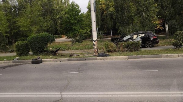 В Балакове мужчина размозжил свою Infiniti FX 35 о столб
