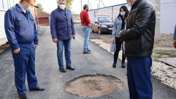 Благоустройство по-ершовски: &laquo;виселицы&raquo;, лавочки в болоте и крышки люка посреди дороги
