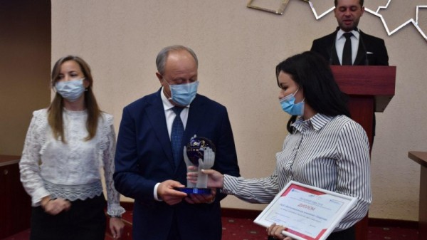 В Саратове назвали экспортеров года. Губернатор наградил бизнесменов
В Саратове назвали экспортеров года. Губернатор наградил бизнесменов