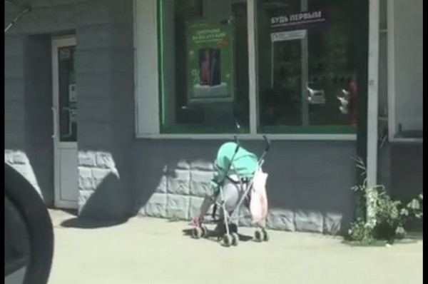 Жительница Саратова бросила ребенка в коляске у магазина