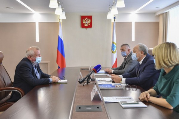 Губернатор провел встречу с председателем Федерации профсоюзных организаций области Михаилом Ткаченко 