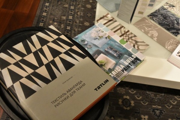 &laquo;Потри мне спину русским авангардом&raquo;: РОСИЗО организовал художественную выставку о дизайне в салоне элитной мебели