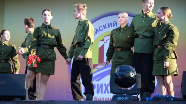 &laquo;Театральное Прихоперье&raquo;: губернатор Радаев погрузился в виртуальную реальность, а народный артист Миронов &laquo;пожаловался&raquo; на название фестиваля
