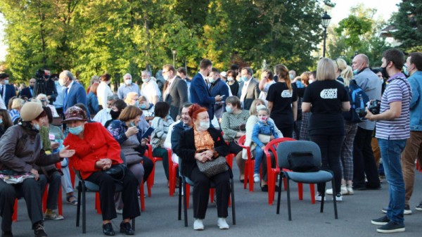 &laquo;Театральное Прихоперье&raquo;: губернатор Радаев погрузился в виртуальную реальность, а народный артист Миронов &laquo;пожаловался&raquo; на название фестиваля

