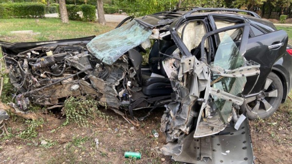 В Балакове мужчина размозжил свою Infiniti FX 35 о столб
