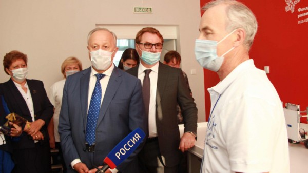 &laquo;Театральное Прихоперье&raquo;: губернатор Радаев погрузился в виртуальную реальность, а народный артист Миронов &laquo;пожаловался&raquo; на название фестиваля
