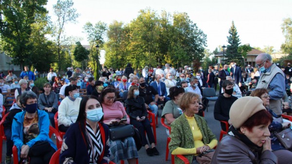 &laquo;Театральное Прихоперье&raquo;: губернатор Радаев погрузился в виртуальную реальность, а народный артист Миронов &laquo;пожаловался&raquo; на название фестиваля
