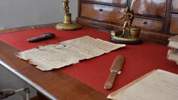 В саратовском музее зачитали поздравление президента России
В саратовском музее зачитали поздравление президента России