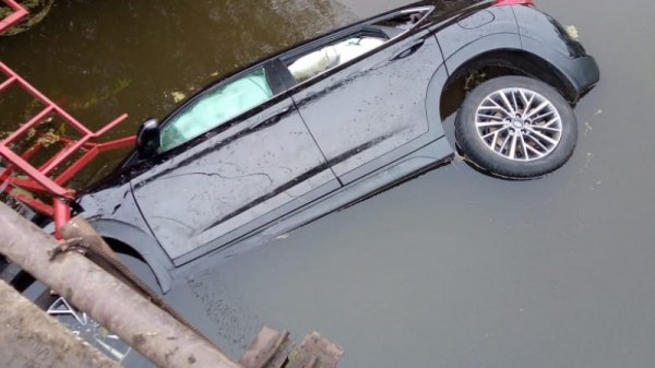 Ночью иномарка упала с моста в реку. Водитель погиб
