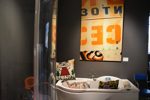 &laquo;Потри мне спину русским авангардом&raquo;: РОСИЗО организовал художественную выставку о дизайне в салоне элитной мебели