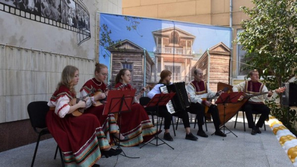 В саратовском музее зачитали поздравление президента России
В саратовском музее зачитали поздравление президента России