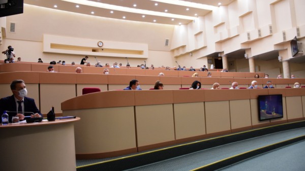 Саратовский депутат призвал коллег принести мандаты в жертву
