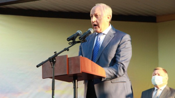 &laquo;Театральное Прихоперье&raquo;: губернатор Радаев погрузился в виртуальную реальность, а народный артист Миронов &laquo;пожаловался&raquo; на название фестиваля
