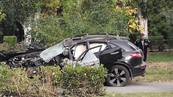 В Балакове мужчина размозжил свою Infiniti FX 35 о столб
