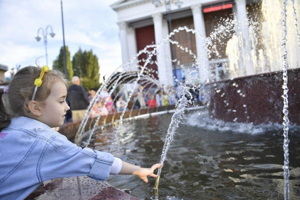 В новом сквере на 3-й Дачной заработал светомузыкальный фонтан