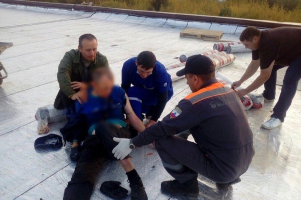 Спасатели сняли мужчину с крыши торгового центра Спасатели сняли мужчину с крыши торгового центра