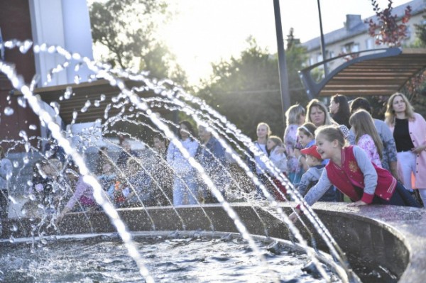 В Ленинском районе начал работать фонтан в новом сквере 