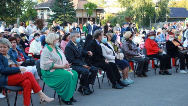 &laquo;Театральное Прихоперье&raquo;: губернатор Радаев погрузился в виртуальную реальность, а народный артист Миронов &laquo;пожаловался&raquo; на название фестиваля
