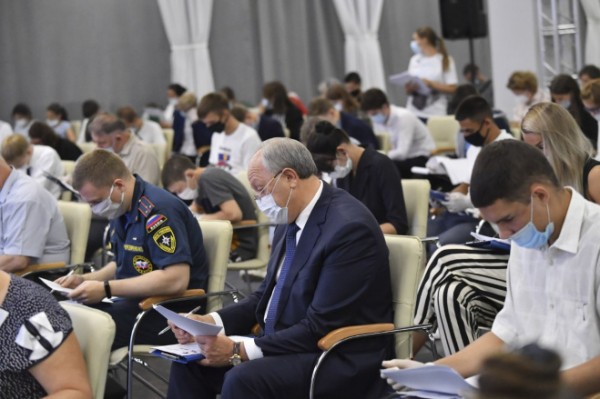 Губернатор Валерий Радаев принял участие в &laquo;Диктанте Победы&raquo;