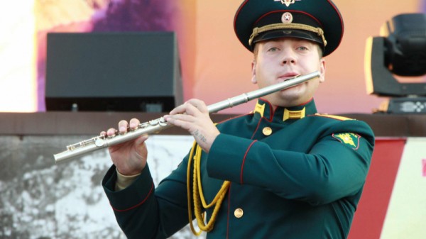 &laquo;Театральное Прихоперье&raquo;: губернатор Радаев погрузился в виртуальную реальность, а народный артист Миронов &laquo;пожаловался&raquo; на название фестиваля
