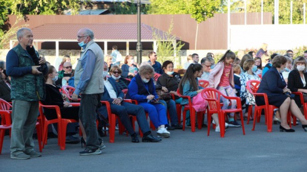 &laquo;Театральное Прихоперье&raquo;: губернатор Радаев погрузился в виртуальную реальность, а народный артист Миронов &laquo;пожаловался&raquo; на название фестиваля
