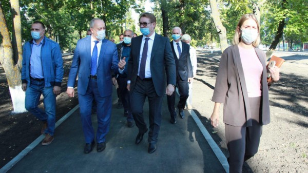 &laquo;Театральное Прихоперье&raquo;: губернатор Радаев погрузился в виртуальную реальность, а народный артист Миронов &laquo;пожаловался&raquo; на название фестиваля
