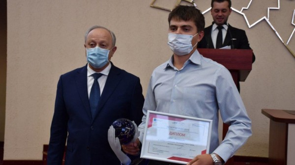 В Саратове назвали экспортеров года. Губернатор наградил бизнесменов
В Саратове назвали экспортеров года. Губернатор наградил бизнесменов