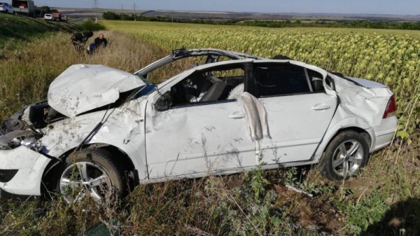 Opel вылетел с трассы в поле и перевернулся. Пострадал водитель
