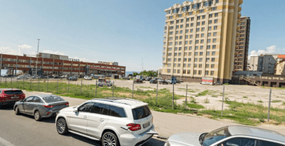 
Депутаты Саратовской облдумы обратятся в прокуратуру из-за продажи участка у гостиницы "Словакия" 					