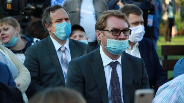 &laquo;Театральное Прихоперье&raquo;: губернатор Радаев погрузился в виртуальную реальность, а народный артист Миронов &laquo;пожаловался&raquo; на название фестиваля
