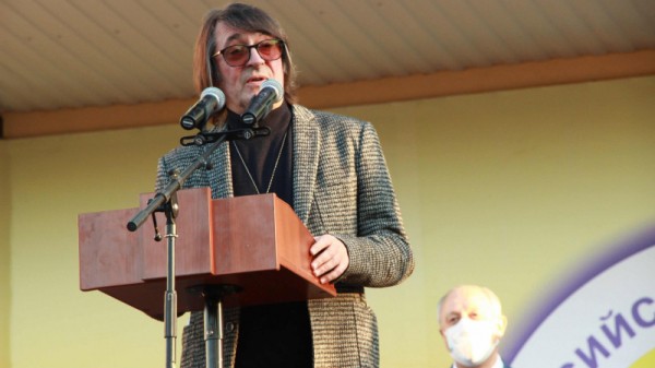 &laquo;Театральное Прихоперье&raquo;: губернатор Радаев погрузился в виртуальную реальность, а народный артист Миронов &laquo;пожаловался&raquo; на название фестиваля
