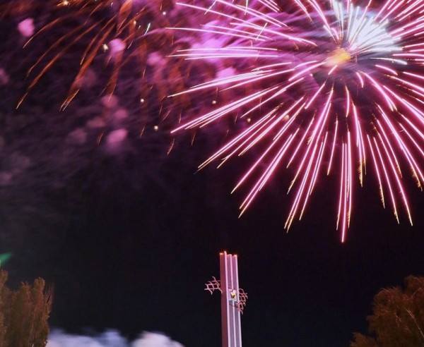 В небе над Саратовом прогремел салют В небе над Саратовом прогремел салют