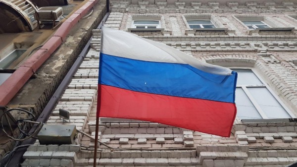 Флаги над туалетами и в грязи. Депутат усомнился в адекватности нарушителей
