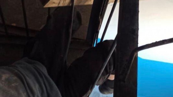 Мужчина застрял в подъезде. На место происшествия выехали спасатели
